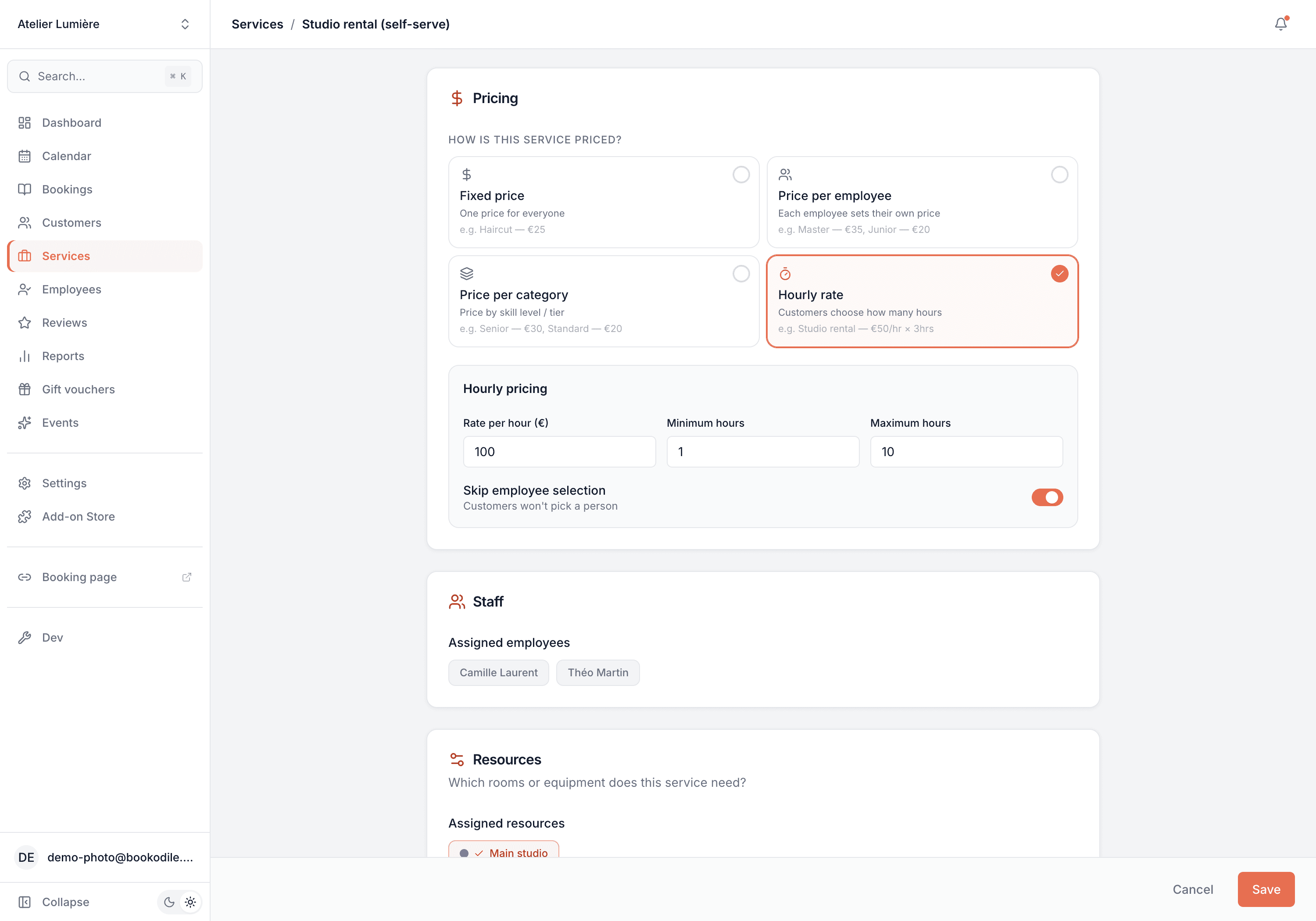 Service pricing options: fixed, per employee, per category and hourly, with the hourly rate configured